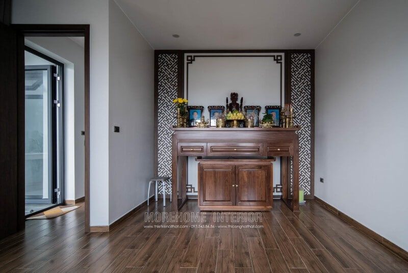 Morehome đã hoàn thiện việc lắp đặt bàn thờ gia tiên gỗ tự nhiên hiện đại tại biệt thự 4 tầng ở Nghệ An.